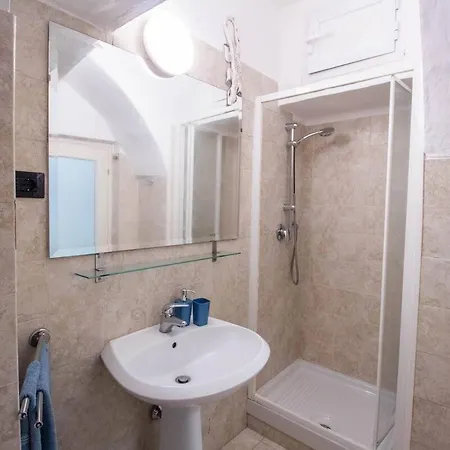 The Yellow House - Center Genua