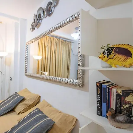 The Yellow House - Center Genua